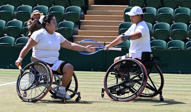 （体育）（1）轮椅网球——温网女双：李晓辉_王紫莹对阵伯纳尔_沙托XxjpseC007351_20250713_PEPFN0A001.jpg